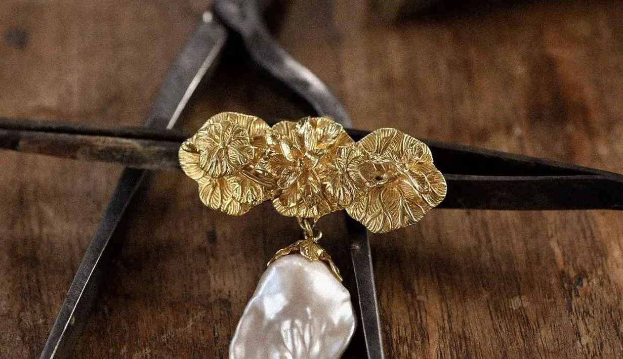 Sedangkan Amethyst dikatakan bisa memberikan dukungan emosional. Jumlah total dari koleksi terbaru Tulola ini ada 36 item yang terdiri dari Brooch, Cuff, Earrings, Subeng, Necklace, Sirkam, dan Ring. Foto: Instagram.