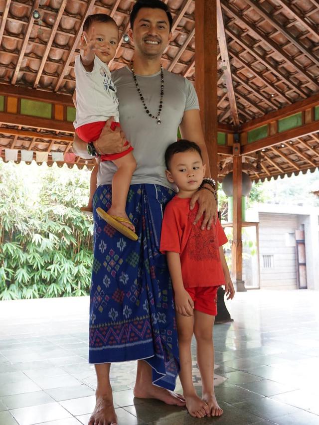 6 Potret Anjasmara Momong Kedua Cucunya, Kompak dan Harmonis