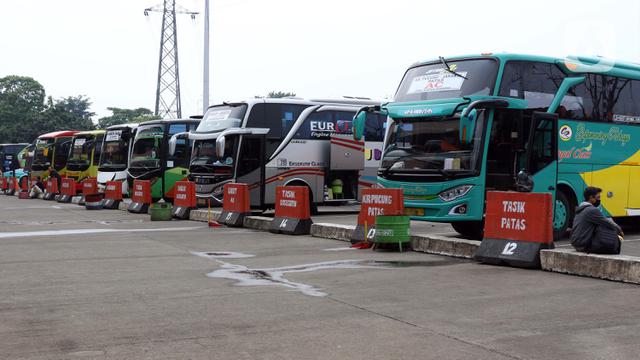 FOTO: Dishub DKI Jakarta Hentikan Sementara Layanan Bus AKAP
