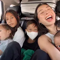 Jennifer Bachdim terlihat modis dengan outfit yang simple saat liburan ke London (@jenniferbachdim)