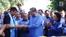 Ketua Umum Partai Demokrat Susilo Bambang Yudhoyono memberi potongan tumpeng kepada Sekjen Partai Demokrat Hinca Panjaitan saat perayaan HUT Partai Demokrat ke-16 di Cikeas, Jawa Barat, Sabtu (9/9). (Liputan6.com/Angga Yuniar)
