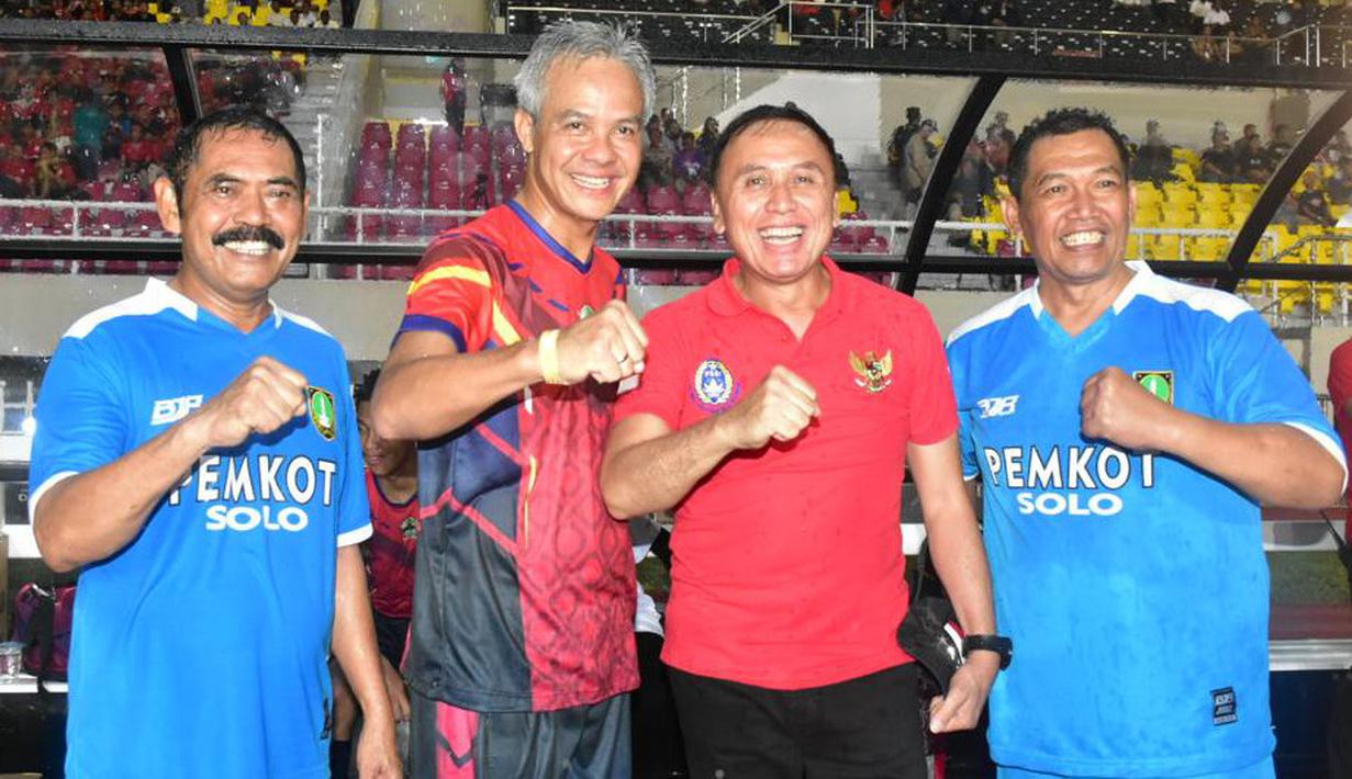 <p>Ketua PSSI, Mochamad Iriawan, foto bersama Gubernur Jawa Tengah, Ganjar Pranowo, saat peresmian Stadion Manahan, Solo, Jawa Tengah, Sabtu (15/2/2020). Stadion tersebut merupakan salah satu calon veneu di Piala Dunia U-20 2021 di Indonesia. (Dokumentasi PSSI)</p>
