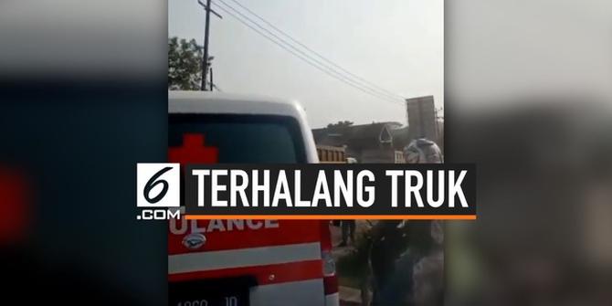 VIDEO: Ambulans Tak Bisa Lewat Terhalang Truk di Parung Panjang