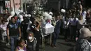 Peti korban pembunuhan 7 tahun Fatima dibawa dari rumahnya ke sebuah gereja untuk misa pemakaman di Mexico City (18/2/2020). Jasad Fatima ditemukan terbungkus tas dan ditinggalkan di daerah pedesaan pada hari Sabtu. (AP Photo/Marco Ugarte)