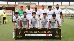 Para pemain starting XI PSM Makassar berfoto bersama jelang menghadapi Persis Solo pada laga matchday kedua Grup A Piala Presiden 2024 di Stadion Si Jalak Harupat, Soreang, Kabupaten Bandung, Senin (22/7/2024). (Bola.com/Abdul Aziz)