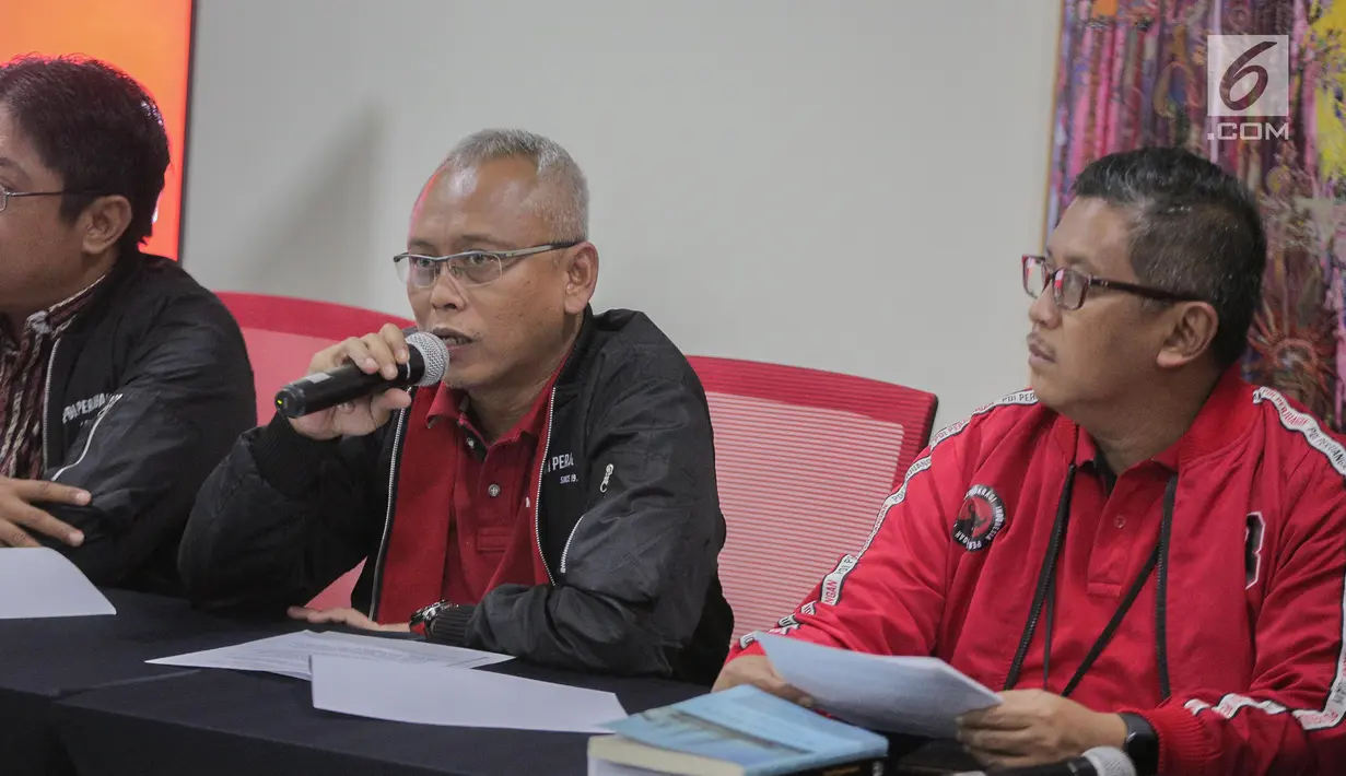 Kepala BSPN PDIP Arif Wibowo (tengah) bersama Sekjen PDIP Hasto Kristiyanto dan Ketua Bidang Bappilu DPP PDI Perjuangan (PDIP), Bambang DH mengumumkan hasil pemilihan presiden 2019 dan legislatif di kantor DPP PDIP, Jakarta Pusat, Senin (22/4). (Liputan6.com/Faizal Fanani)