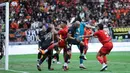 Laga berjalan dengan tensi tinggi sejak menit awal. Persija mengambil inisiatif permainan dan tampil dominan. Tampak dalam foto, pemain Persija dan Borneo FC bertarung berebut bola atas saat pertandingan pekan ke-24 BRI Super League 2025/2026 di Jakarta International Stadium, Selasa (3/3/2026) malam WIB. (Bola.com/M Iqbal Ichsan)