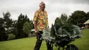Ian Neale mengangkut kubis seberat 30,2 kg yang memenangkan kompetisi pada hari pertama Harrogate Autumn Flower Show di Harrogate, Inggris, 14 September 2018. Berbagai macam hasil kebun berukuran raksasa meramaikan acara ini. (AFP/OLI SCARFF)