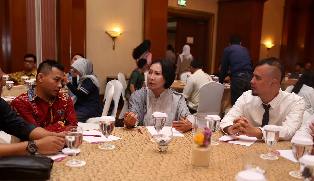 Banyaknya artis dan seniman mencalonkan diri menjadi pemimpin daerah dan anggota DPR menjadi bahasan dalam diskusi ini. (Andy Masela/Bintang.com)