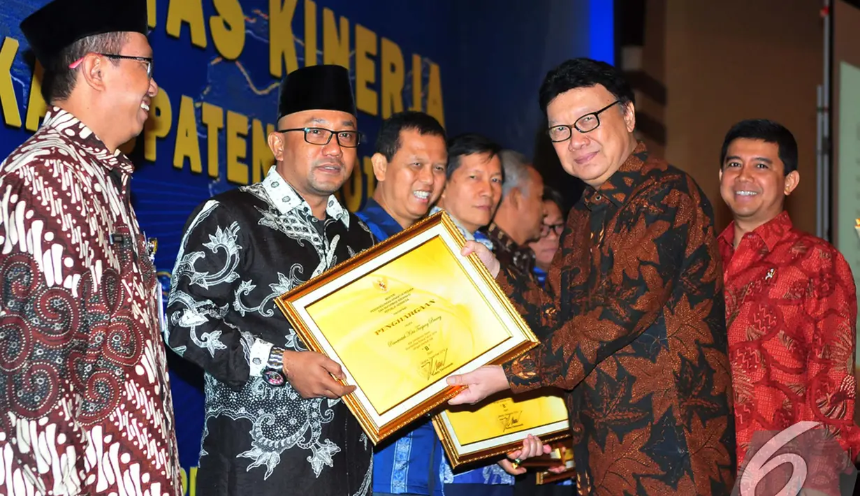 Menteri Dalam Negeri Tjahjo Kumolo memberikan penghargaan kepada Pemkab/Pemkot yang berhasil meraih nilai B pada Akuntabilitas Kerja, Balai Kartini, Jakarta, Senin (8/12/2014). (Liputan6.com/Johan Tallo)