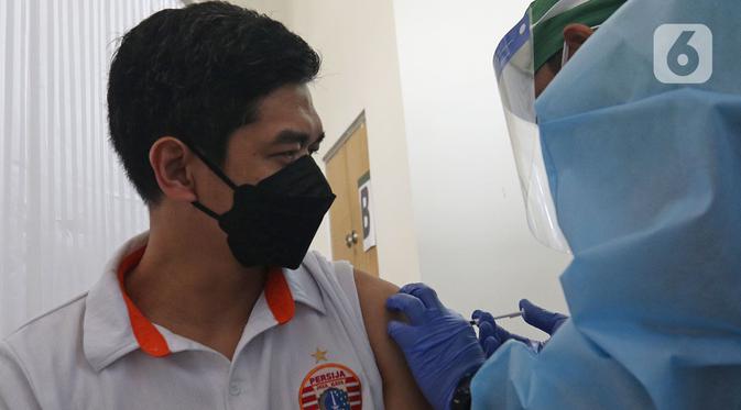 Petugas medis menyuntikan vaksin COVID-19 kepada Mantan pesepak bola Indonesia Bambang Pamungkas di Jakarta, Jumat (12/3/2021). Kemenpora bersama Kemenkes melakukan vaksinasi COVID-19 dosis ke-2 kepada insan olah raga nasional dengan menyasar 820 orang secara bertahap. (Liputan6.com/Herman Zakharia)