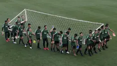Pemain Timnas Indonesia U-22 menggotong gawang usai latihan di Lapangan ABC Senayan, Jakarta, Kamis (14/2). Latihan ini merupakan persiapan terakhir jelang Piala AFF U-22 2019 di Kamboja. (Bola.com/M. Iqbal Ichsan)