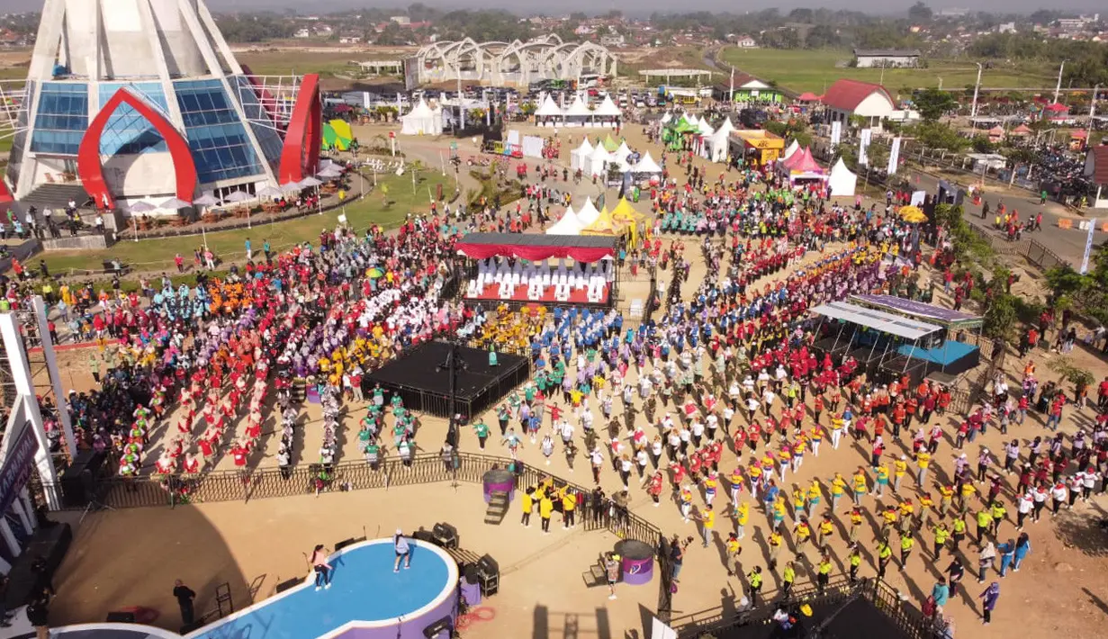 Suasana acara off air senam massal pagi saat Karnaval SCTV yang digelar di Menara Pandang Teratai Purwokerto, Jawa Tengah pada Sabtu (23/09/2023). (Dok. SCTV)