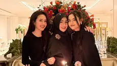 Kehangatan keluarga begitu terasa saat suami, anak-anak, dan menantu turut merayakan momen spesial ini. Teuku Atha, kakak Beby Tsabina, terlihat ikut serta memeriahkan acara bersama Cut Keysha, sang adik, yang tampil anggun di perayaan tersebut. Beby sendiri hadir bersama sang suami, Rizky Natakusumah, menciptakan suasana yang semakin akrab dan penuh kasih sayang. (Liputan6.com/IG/@linda_darmawan03)