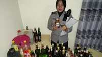 Polres Wonosobo menyita ratusan botol miras berbagai merk dan miras lokal jenis ciu. (Foto: Liputan6.com/Polres Wonosobo/Muhamad Ridlo)