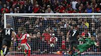 Gelandang Arsenal, Santi Cazorla, saat mengeksekusi penalti yang berujung gol ke gawang Southampton, pada laga lanjutan Premier League, di Emirates, Sabtu (10/9/2016). (AFP/Ikimages). 