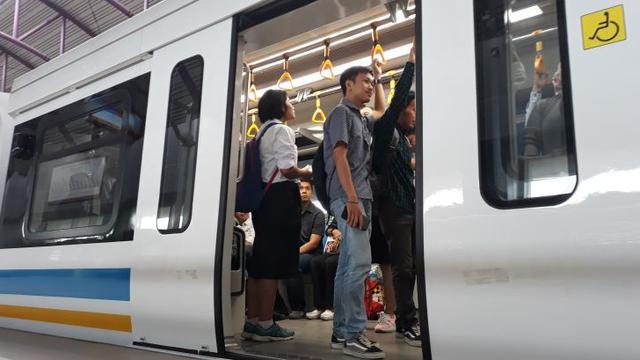 Warga Palembang tetap antusias meski kini naik Kereta api ringan atau light rail trainset (LRT) Palembang tak lagi gratis. (Nurseffi/Liputan6.com)