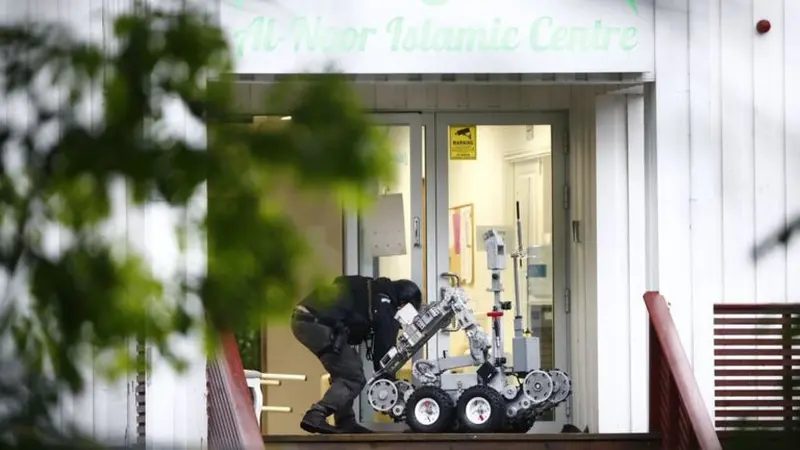 Polisi menyisir TKP penembakan masjid di barat Oslo, Norwegia (AFP PHOTO)