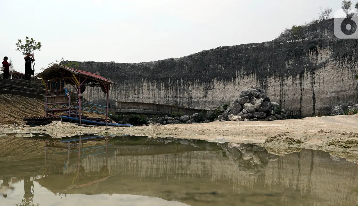 Suasana tempat rekreasi penambangan batu kapur di Bukit Jaddih, Bangkalan, Madura, Jawa Timur, Minggu (3/11/2019). Hingga saat ini tempat tersebut masih aktif sebagai lokasi penambangan batu kapur. (Liputan6.com/JohanTallo)