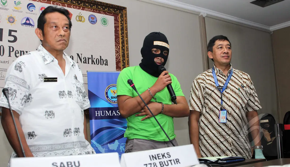 Seorang WNI berinisial DR (22), berprofesi sebagai sipir Lapas Banceuy, Bandung, Jawa Barat memberikan keterangan saksi saat rilis kasus narkoba di kantor BNN, Jakarta, Jumat (22/5/2015). (Liputan6.com/Helmi Afandi)