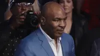 Legenda tinju Amerika Serikat, Mike Tyson, menonton langsung pertarungan antara Floyd Mayweather Jr melawan Conor McGregor di T-Mobile Arena, Las Vegas, Minggu (27/8/2017) pagi WIB. (AP Photo/Isaac Brekken)