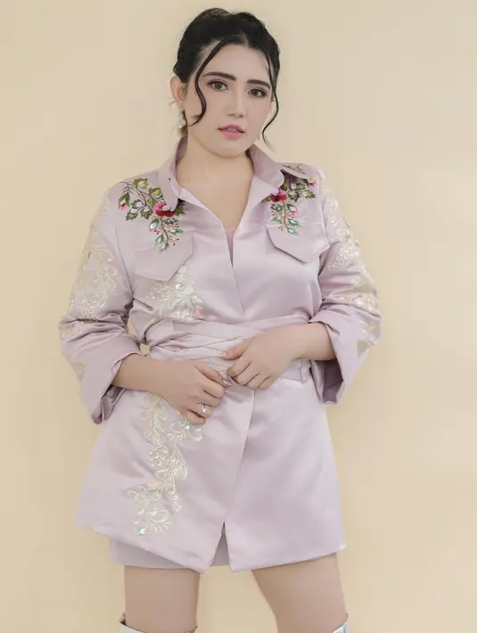 <p>Kemeja juga bisa jadi andalan saat ingin bergaya lebih formal. Pilihan kemeja dengan bordir disertai aksen obi pada pinggang, menampilkan gaya yang lebih chic. (Foto: Instagram/ Via Vallen)</p>