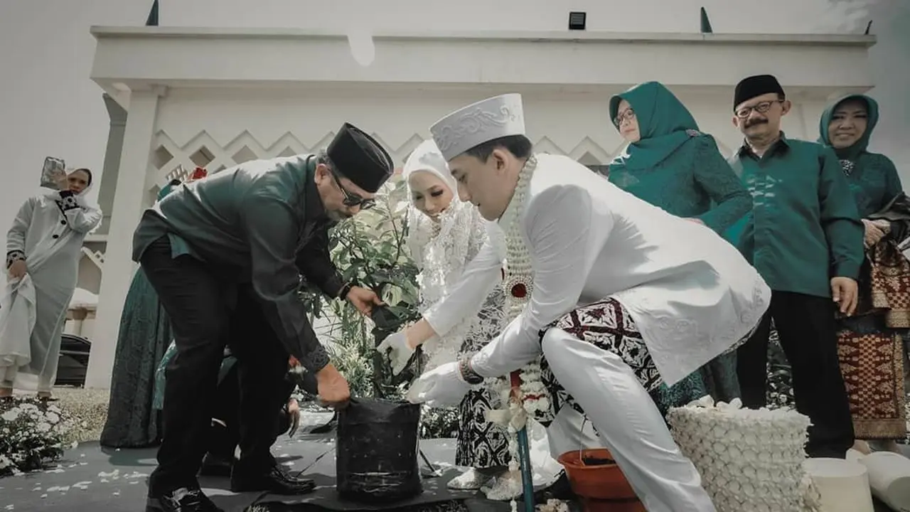 Pasangan di Balikpapan, pilih pohon mangga menjadi salah satu mas kawin.