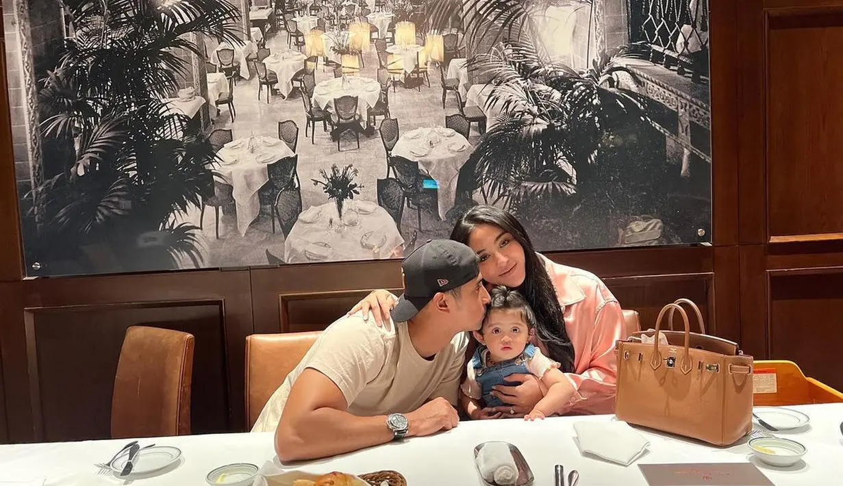 Melakoni perjalanan mudik pertamanya, banyak hal yang perlu disiapkan. Terlebih, ia juga harus membawa sang buah hati."Intinya apapun yang terjadi peralatan bayi tak ada yang ketinggal. Obat-obatan biasanya disiapin sama nyokap," kata Ali. [Instagram/alisyakieb]