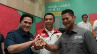 Menpora Imam Nahrawi (tengah), Ketua Inasgoc Erick Thohir (kiri), dan Ketua Inapgoc Raja Sapta Oktohari, menggelar jumpa pers terkait persiapan Asian Games dan Asian Paragames di Kantor Kemenpora, Jakarta, Senin (14/5/2018). (Humas Kemenpora)