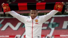 Memphis Depay didatangkan dari PSV Eindhoven pada musim 2015/16 setelah mencatat 50 gol dan 29 assist dari 124 pertandingan di semua kompetisi. Namun ia hanya bertahan satu setengah musim bersama Setan Merah setelah menyumbang tujuh gol dan enam assist dari 53 laga di semua kompetisi. (AFP/Oli Scarff)