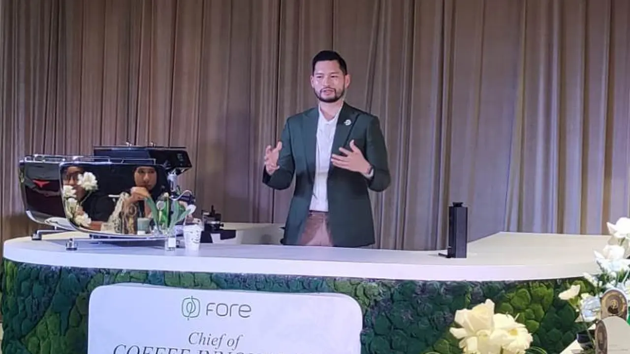 Kolaborasi Mikael Jasin dan Fore Coffee mengkreasi minuman kopi.