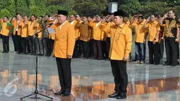 Ketua Umum MKGR,  Roem Kono (kiri) menjadi Inspektur Upacara di acara rangkaian HUT MKGR ke 56 di TMP Kalibata, Jakarta (10/1/2016). MKGR juga menabur bunga dan doa bersama di TMP Kalibata. (Liputan6.com/Johan Tallo)