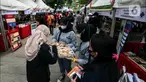 Warga memilih makanan saat mengunjungi stan UMKM Bazaar Kuliner di kawasan Jakarta, Minggu (26/6/2022). Bazar ini diselenggarakan dalam rangkaian perayaaan HUT ke-495 DKI Jakarta. (Liputan6.com/Johan Tallo)