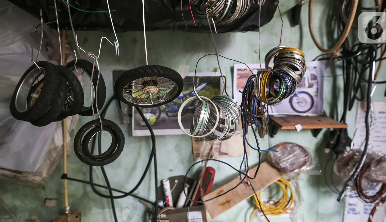 Ban dan onderdil miniatur motor di ruang kerja Kampung Dukuh, Serua, Tangerang Selatan, Sabtu (17/10/2020). Selama masa pandemi Covid-19, miniatur motor yang dijual dengan harga Rp400 - 500 ribu per buah tidak mengalami penurunan omset. (Liputan6.com/Fery Pradolo)
