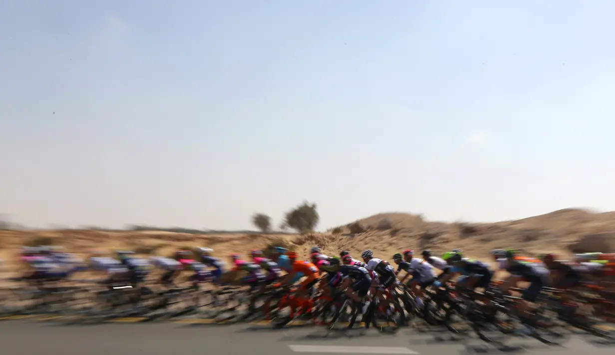 Para pebalap sedang beraksi di Etape 2 Tour of Dubai, (4/2/2016). (AFP/Marwan Naamani)