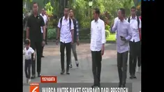 Warga mengaku senang dengan pembagian sembako gratis ini karena bisa meringankan beban mereka di tengah naiknya berbagai barang kebutuhan di hari lebaran ini.