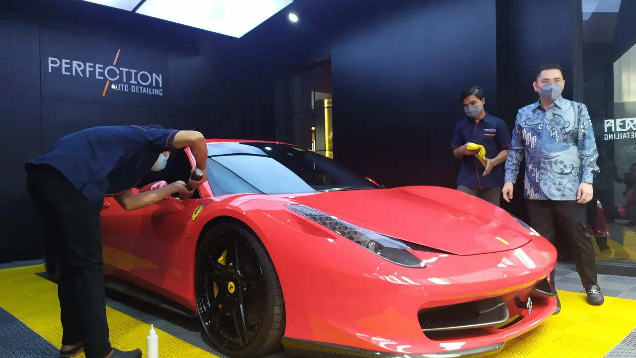 Proses glass coating supercar di Surabaya. (Dian Kurniawan/Liputan6.com)