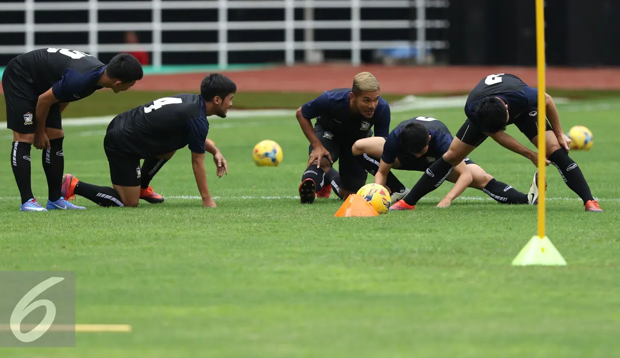 Pemain Timnas Thailand melakukan pemanasan saat latihan resmi di Stadion Pakansari, Bogor, Selasa (13/12). Thailand akan melakoni laga tandang final Piala AFF 2016 melawan Indonesia, Rabu (14/12). (Liputan6.com/Helmi Fithriansyah)