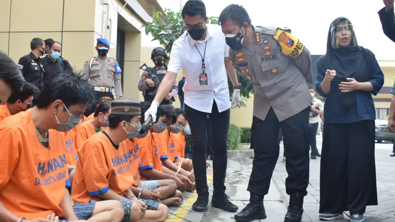 Pengedar narkoba diringkus Polres Sidoarjo. (Dian Kurniawan/Liputan6.com)