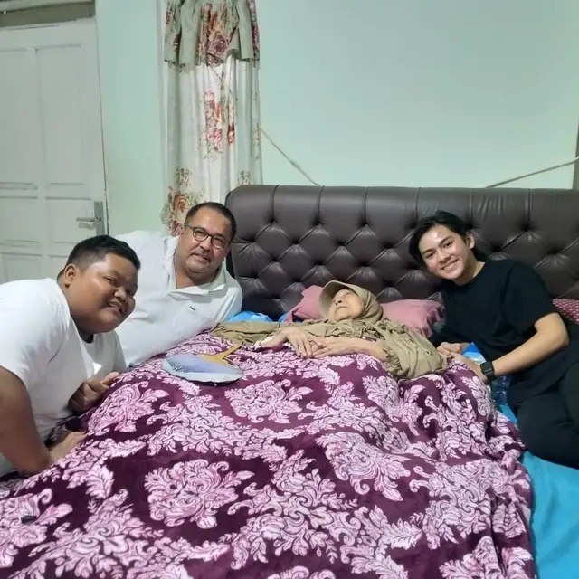 6 Potret Kenangan Aminah Cendrakasih dan Pemain Si Doel, 29 Tahun Berkarya Bersama