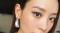Claudia Kim dalam inspirasi makeup karakter Nagini di film Fantastic Beasts: The Crimes of Grindelwald. (dok. Instagram @claudiashkim/Asnida Riani)
