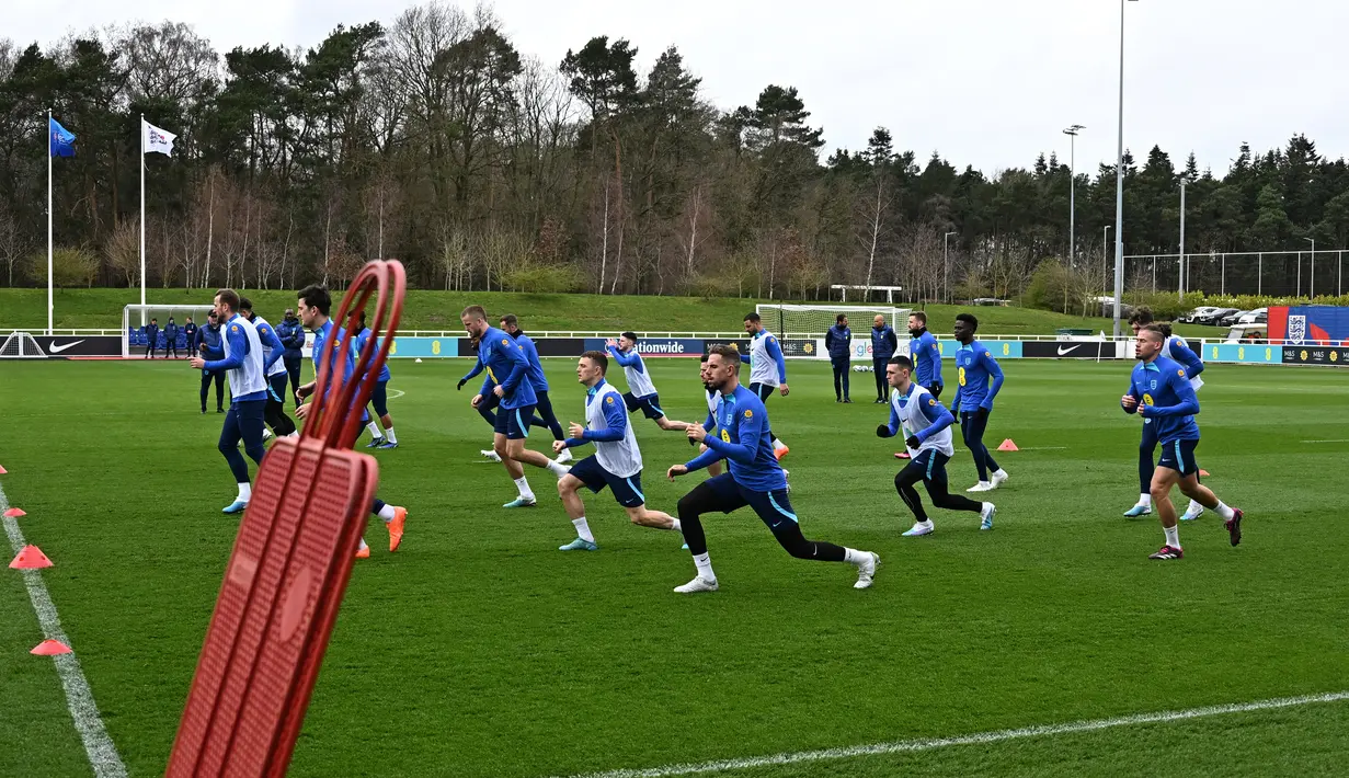 Para pemain Inggris melakukan pemanasan selama sesi latihan tim di St George's Park di Burton-on-Trent, Inggris tengah, pada 21 Maret 2023. (AFP/Paul Ellis)