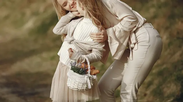 Meskipun Anda tidak dapat sepenuhnya menggantikan peran ayah, sosok teladan lain dapat membantu anak belajar dan berkembang.