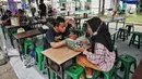 Pengunjung mencoba kuliner di Festival Jajanan Bango (FJB), Senayan, Jakarta, Jumat (28/10/2022). Sebanyak 90 penjaja kuliner turut berpartisipasi dalam FJB yang digelar selama tiga hari, yakni 28-30 Oktober. (Liputan6.com/Angga Yuniar)