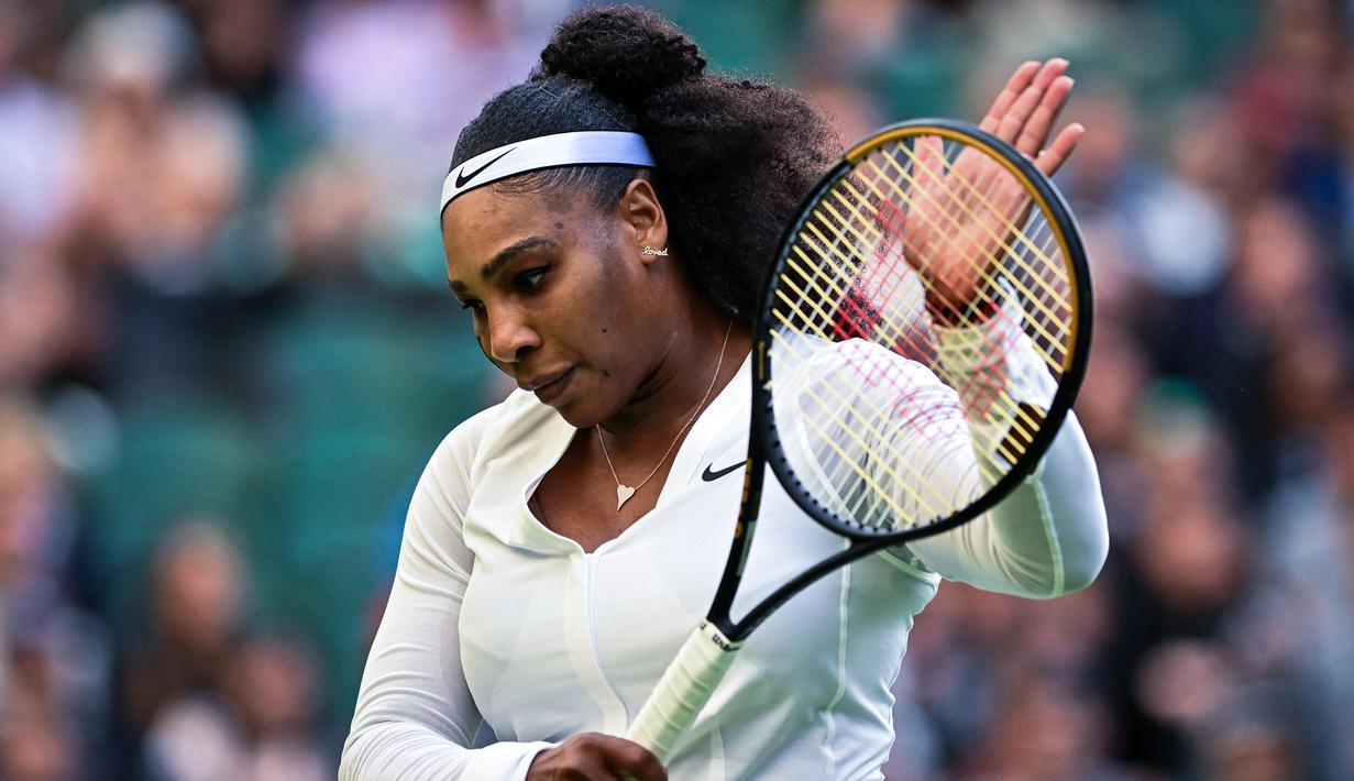 Bagi Serena Williams ini merupakan kali kedua berturut-turut dirinya gagal di putaran pertama turnamen Wimbledon. Tahun lalu, ia mengalami cedera akibat terpeleset saat bertanding. (AFP/Glyn Kirk)