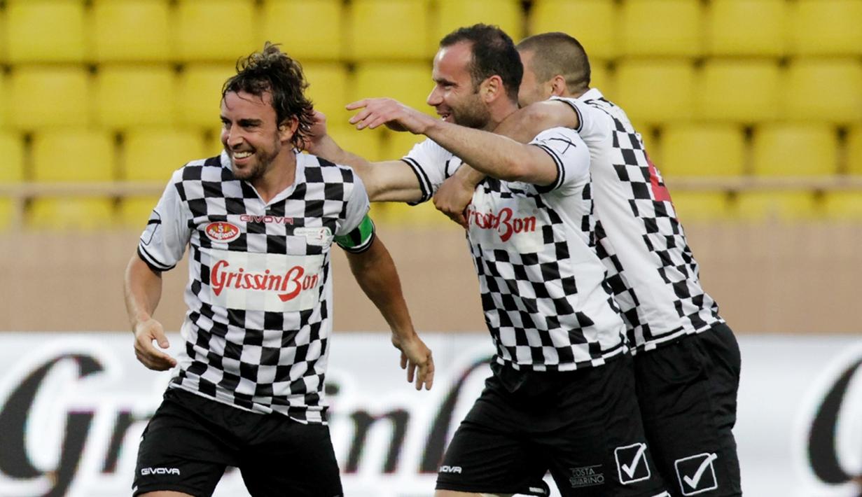 Fernando Alonso pimpin tim sepak bola pebalap F1 kalahkan tim Pangeran Albert dalam laga amal yang berlangsung Stade Louis II Monako, Selasa (24/5/2016). Fernando Alonso mencetak gol dalam pertandingan tersebut. (AFP/Jean Christophe Magnenet)
