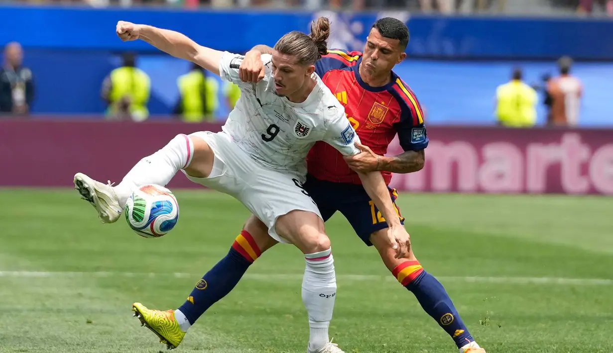 Pemain Austria Marcel Sabitzer  berebut bola dengan pemain Spanyol  Pedro Porro selama pertandingan sepak bola babak 32 besar Piala Dunia di Inglewood, California, dekat Los Angeles, Kamis, (02/07/2026). (AP Photo/Andre Penner)