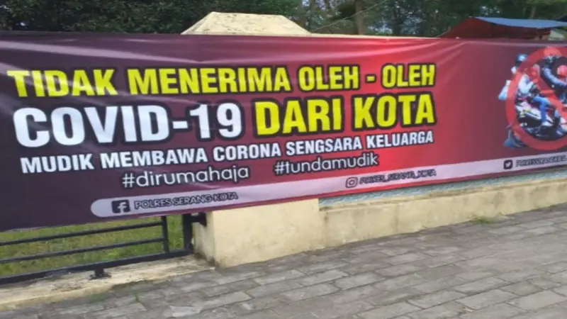 Spanduk yang dipasang Polres Serang Kota, Banten untuk mengimbau warga agar tak mudik di tengah wabah Corona