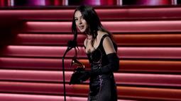 Olivia Rodrigo menerima penghargaan Best Pop Vocal Album untuk "Sour" pada ajang Grammy Awards 2022 di MGM Grand Garden Arena, Las Vegas, Amerika Serikat, 3 April 2022. (AP Photo/Chris Pizzello)