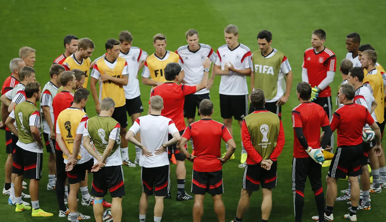 Pelatih Timnas Jerman, Joachim Loew (tengah) memimpin langsung sesi latihan Der Panzer jelang berlaga melawan Brasil di Stadion Mineirao, Belo Horizonte (7/7/2014). (REUTERS/Leonhard Foege)